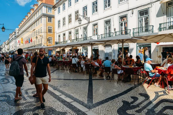 Turistas disfrutando de las tiendas y restaurantes que se encuentran en la céntrica calle peatonal de Lisboa, Rua Augusta — Foto de Stock