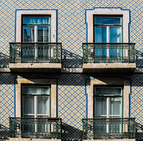 Finestre di Lisbona con tipiche piastrelle azulejo portoghesi — Foto Stock