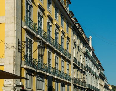 Lizbon windows tipik Portekizce azulejo çinileri ile.