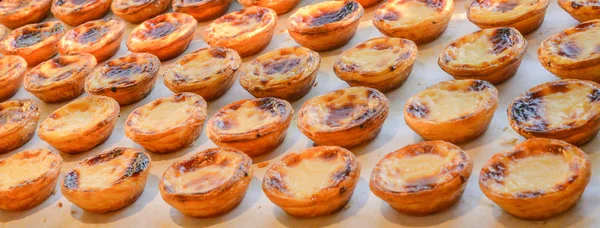 Rzędy flany, pastel de nata, Tradycyjny portugalski deser, świeżo gotowane jajko, tarta — Zdjęcie stockowe