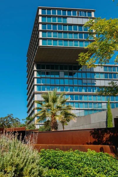 O Estoril Sol Residence, também conhecido como Edifício Tetris, é um moderno edifício cubista localizado na Avenida Marginal em Cascais, Portugal — Fotografia de Stock