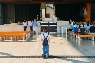 Dini hacı da Basilica of Our Lady Fatima, Portekiz adlandırılır Fatima Sanctuary, diz çökmüş