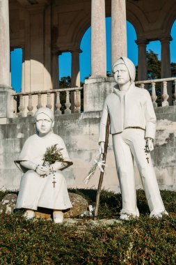 Aziz Francisco ve Jacinta, Meryem Ana apparitions gören küçük çoban heykelleri. Sanctuary of Our Lady of Fatima sütunlu arka planda