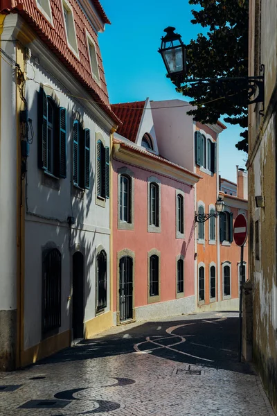 Casas tradicionales lavadas blancas en el centro histórico de Cascais — Foto de Stock