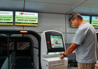Orta yaşlı adam kullanır bir musluk self servis check-in makinesini havaalanında onun Bagaj için