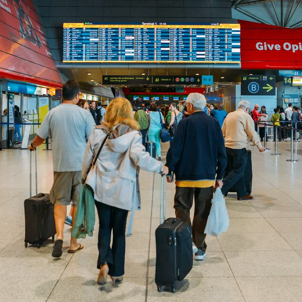 Пассажиры аэропорта Лиссабона, также известного как Лиссабонский аэропорт Портела, который является основным международным шлюзом в Португалию — стоковое фото
