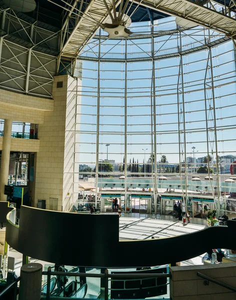 Escalera mecánica en la entrada principal del aeropuerto de Lisboa Humberto Delgado. En el fondo, gran vitral con vistas a la ciudad de Lisboa. Concepto de viajes y vacaciones — Foto de Stock