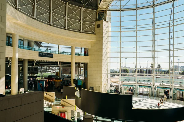 Escada rolante na entrada principal do Aeroporto Humberto Delgado de Lisboa. No fundo, grande vitral com vista para a cidade de Lisboa. Viagens e feriados conceito — Fotografia de Stock