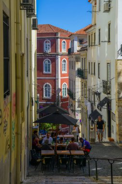 Alfama, Lizbon Castelo Sao Jorge ve Baixa bakan eski sokaklarında açık kafe