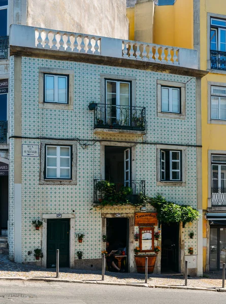 Façade typique du restaurant à Bairro Alto quartier bohème de Lisbonne, Portugal — Photo