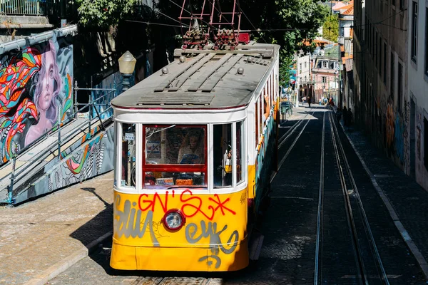 Gloria Funicular, también conocido como Elevador da Gloria, en la ciudad de Lisboa, Portugal. Gloria Funicular conecta el centro Pombalino con Bairro Alto — Foto de Stock