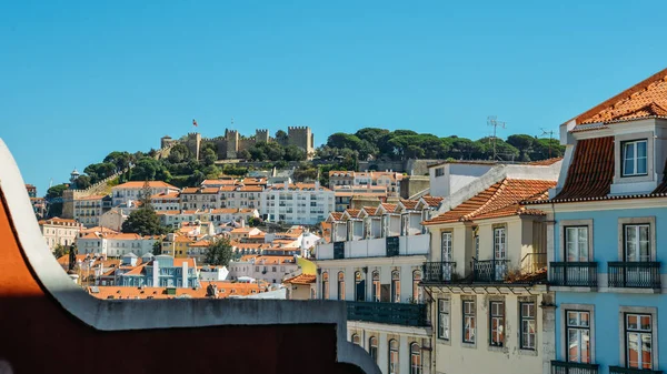 Vista de la arquitectura típica en Baixa y Lisboa fortaleza de San Jorge vista, Portugal . — Foto de Stock