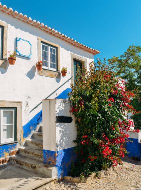 Obidos, Portekiz, Avrupa'nın geleneksel badanalı ev