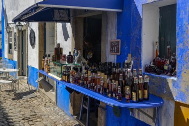 2018: Kiraz aromalı likör tipik kasaba eski müstahkem duvar, Portekiz içinde Satılık ginja olarak bilinen Obidos için