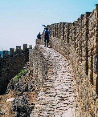 Castelo de Obidos, Leiria District, Pinhal Litoral, Portekiz, kale surları boyunca turist yürümek