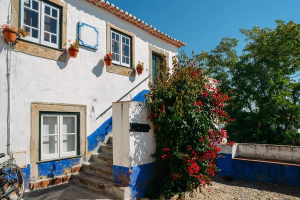 Hagyományos, fehérre meszelt ház Obidos, Portugália — Stock Fotó