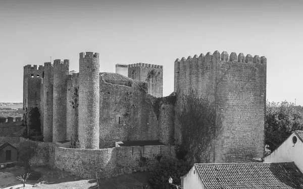 Castillo medieval, Obidos, Portugal, Europa en monocromo — Foto de Stock