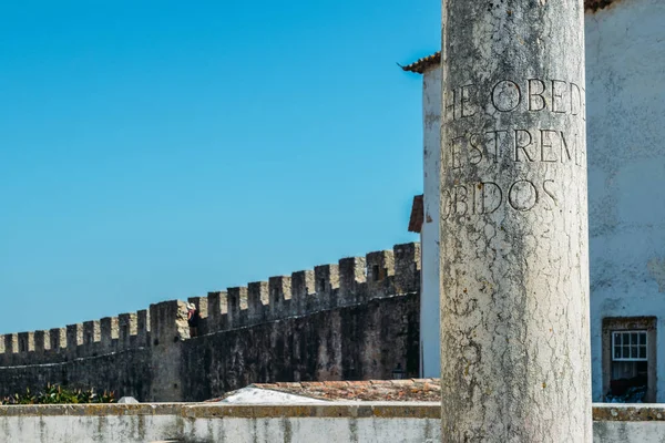 Píldora de la ciudad y muros fortificados en Obidos, Distrito de Leiria, Portugal, Europa — Foto de Stock