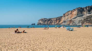 Turistler ve yerliler Nazare Beach Atlantik Denizi üzerinde