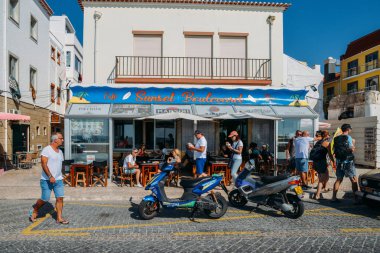 Turistler ve yerliler için bir sörf temalı bara Nazaze, dünyanın en büyük dalgalar sörf için ünlü olan Portekiz, cephe