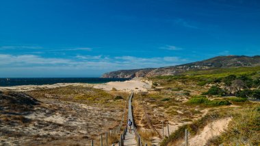 Guincho Beach yakınındaki Lizbon Atlantik Okyanusu kurşun adımları bulundu