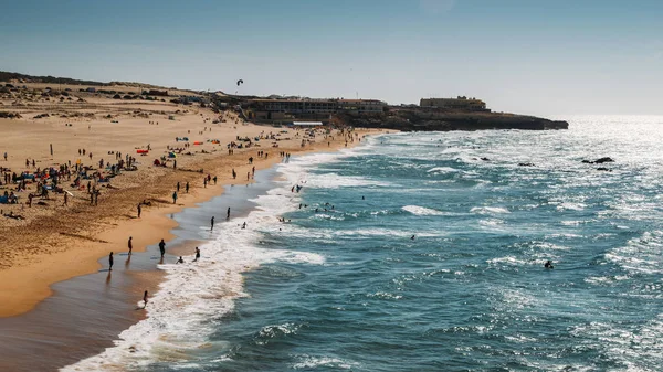 Guincho пляж кінці дня, Guincho пляж знаходиться в Cascais близько 50 км від Лісабона та популярні для кайтсерфінга — стокове фото