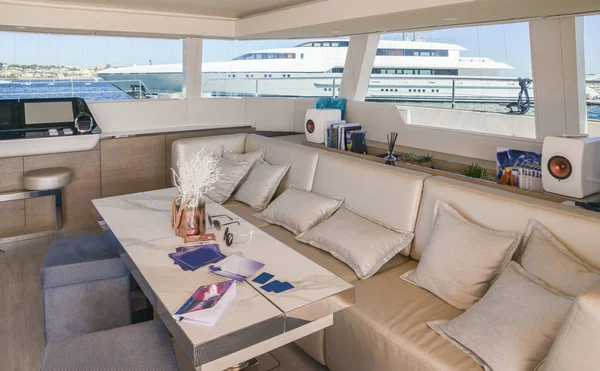 Interior of living room inside a luxury motoryacht — Stock Photo, Image