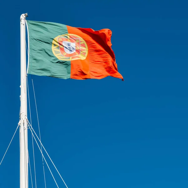 Bandera de Portugal con cielo azul de fondo. Copiar espacio — Foto de Stock