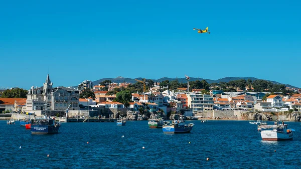 Forest fire fighting airplane flying over Cascais, Portugal to combat a fire in nearby Sintra — Stock Photo, Image
