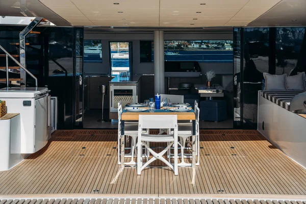Interieur van woonkamer binnen een luxe motorboot — Stockfoto