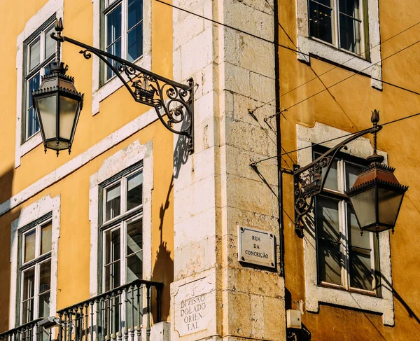 Coin rue avec lampadaires de la vieille ville de Lisbonne, Portugal — Photo