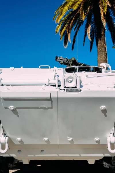 Närbild av Förenta nationernas stil fredsbevarande tank fordon med kulspruta monterad ovanpå — Stockfoto