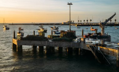 Sabah erken görünümü marina ve iskele Cascais içinde. Cascais bir popüler yaz tatili Portekizce ve yabancı turistler için spot olduğunu