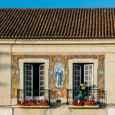 Bir adam suları bitki olmayacak balkon Cascais Belediye güzel azulejos Portekizce çinileri ile dekore edilmiştir.