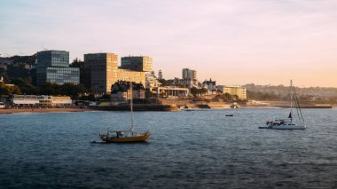 Şafak puslu görünüm şeridinin Cascais, Portekiz