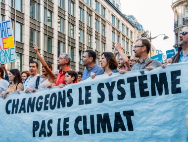 İklim değişikliği konusunda büyük eylem için çağrı Paris'te on binlerce kişi yürüdü