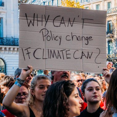 İklim değişikliği konusunda büyük eylem için çağrı Paris'te on binlerce kişi yürüdü