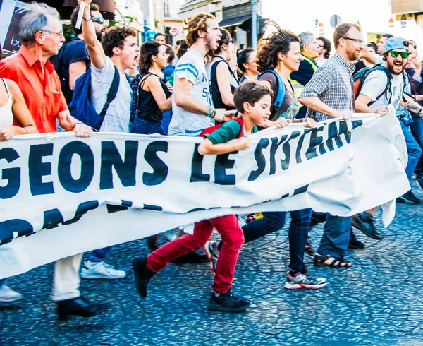 Tienduizenden mensen marcheerden in Parijs om te pleiten voor meer maatregelen op klimaatverandering — Stockfoto