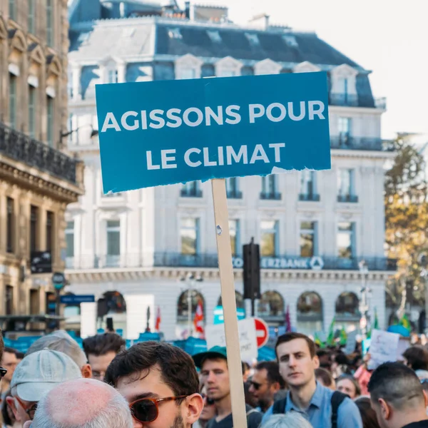 Tienduizenden mensen marcheerden in Parijs om te pleiten voor meer maatregelen op klimaatverandering — Stockfoto