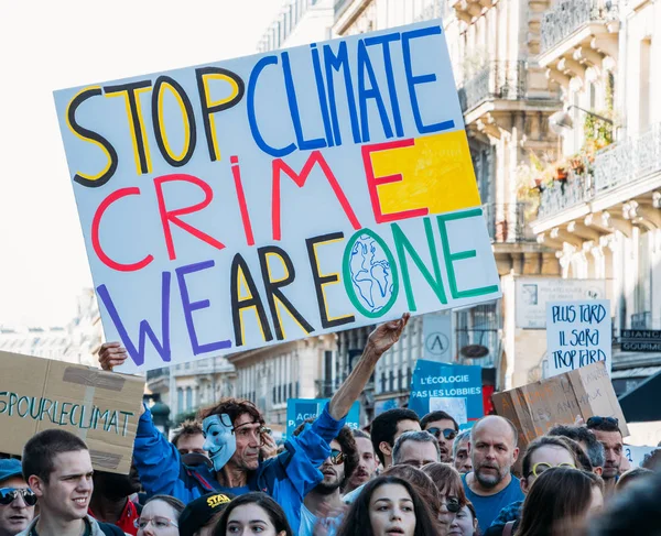 Десятки тысяч людей собрались в Париже, чтобы призвать к более активным действиям по борьбе с изменением климата — стоковое фото