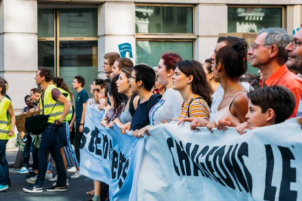 Tienduizenden mensen marcheerden in Parijs om te pleiten voor meer maatregelen op klimaatverandering — Stockfoto