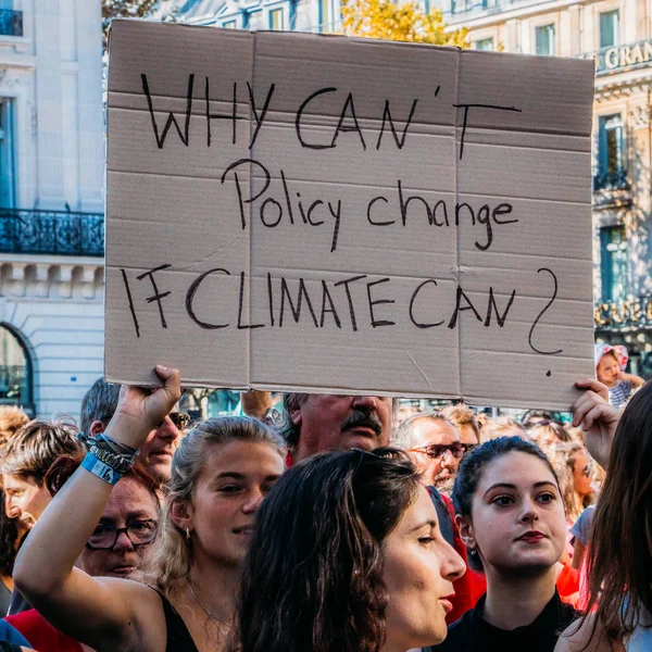 Tienduizenden mensen marcheerden in Parijs om te pleiten voor meer maatregelen op klimaatverandering — Stockfoto