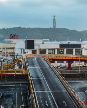 Meşgul Üstgeçit cityscape görünümüyle Cristo Rei heykel arka planda, Lisbon, Portekiz