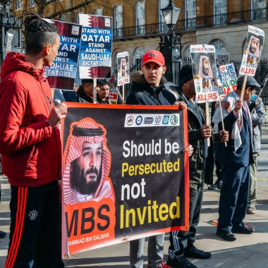 Protestocular Downing Street Londra'dışında Suudi Veliaht Prens Mohammad bin Salman İngiltere'ye ziyaret ses muhalefet toplamak
