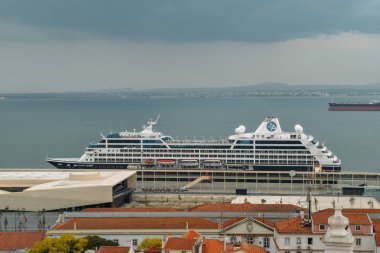 Gece karanlığında cruise gemi Lizbon limanında. Portekiz