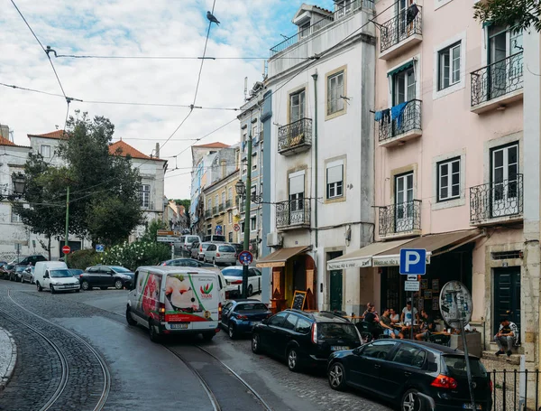 Café extérieur dans les vieilles rues d'Alfama, Lisbonne — Photo