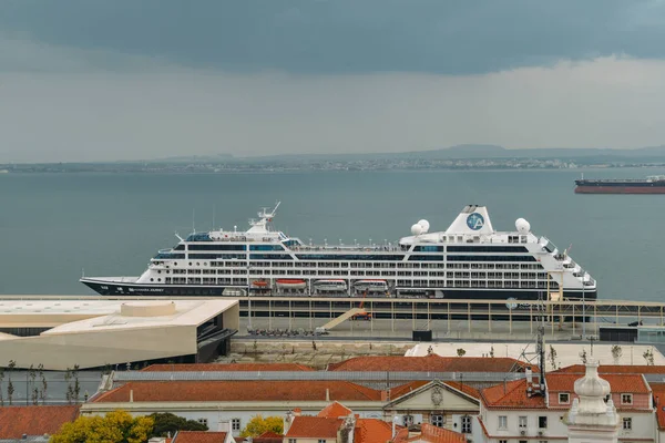 Tengerjáró hajó kikötő Lisszabon alkonyatkor. Portugália — Stock Fotó