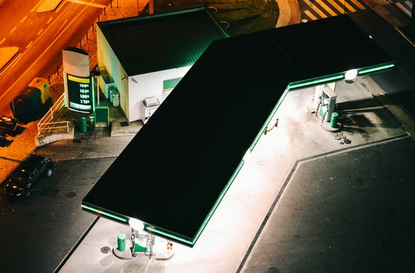 Top down high perspective view of unidentifitable gas or petrol station at night — Stock Photo, Image