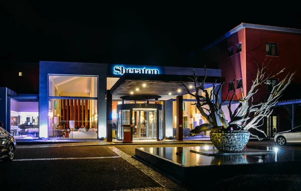 Entrada principal del lujoso hotel Sheraton iluminado por la noche en Cascais, Portugal —  Fotos de Stock