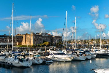 Cascais, Portekiz - 5 Kasım 2018: Yat, Yelkenli tekneler ve teknelere Marina Cascais, Portekiz